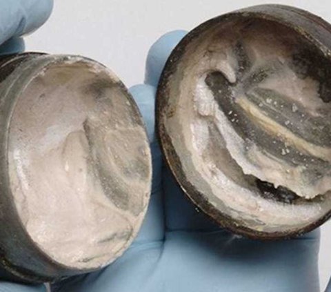 Viral Discovery of 2000-Year-Old Face Cream, Archaeologist Almost Faints When Opening It