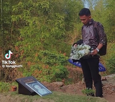 Di awal video, pria bernama Ghofi ini datang ke makam istrinya sambil membawa kue dan bunga. Pada tanggal 22 November istrinya seharusnya merayakan ulang tahun.