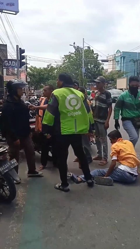 Tak Mau Bayar Parkir Rp1.000, Pengendara Motor Ini Pukul Tukang Parkir hingga Tersungkur