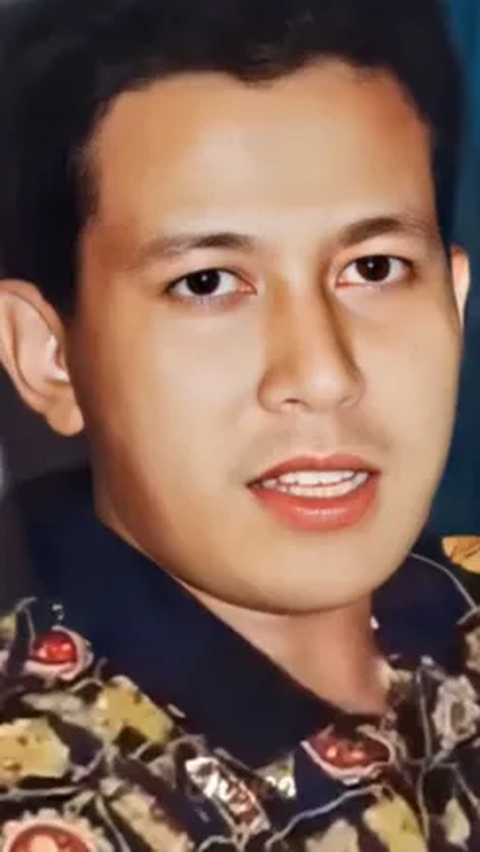 Seperti yang tampak dalam video, di mana sang Jenderal terlihat begitu tampan dan gagah.