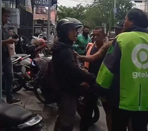 Tak Mau Bayar Parkir Rp1.000, Pengendara Motor Ini Pukul Tukang Parkir hingga Tersungkur