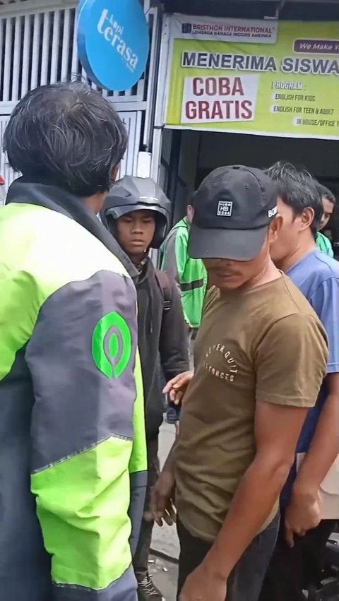 Tak Mau Bayar Parkir Rp1.000, Pengendara Motor Ini Pukul Tukang Parkir hingga Tersungkur