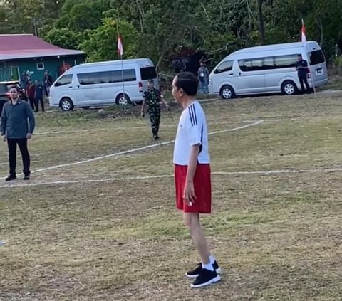 Inilah momen saat Jokowi akan memasuki lapangan dan bermain dengan anak-anak. Pak Jokowi tampak menggunakan baju olahraga dan celana pendek bertema merah putih.