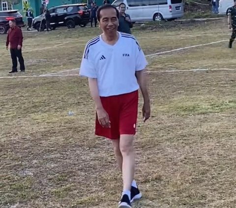 Viral Momen Jokowi Main Bola Bareng Anak-anak di Papua, Netizen Salah Fokus dengan Kaki Sang Presiden