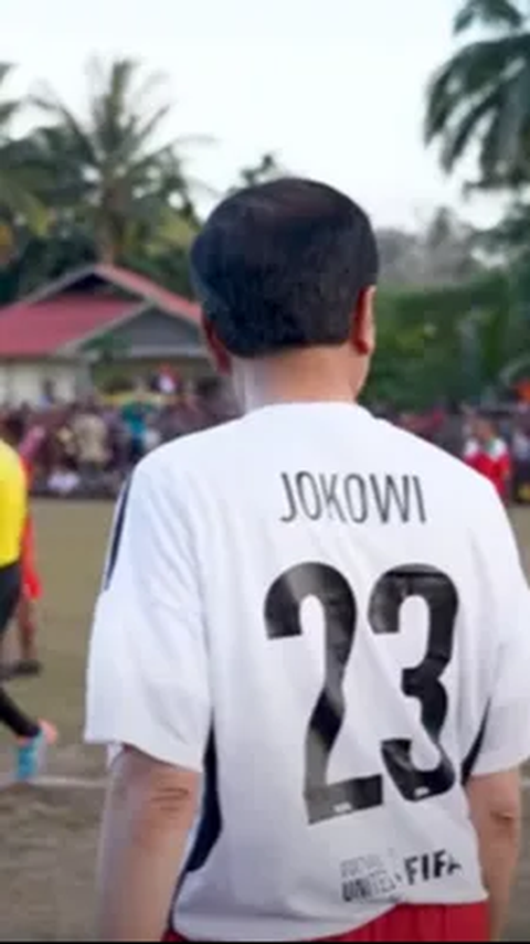 Jokowi Lincah Main Bola di Tanah Biak, Ada Momen Kejutan Tempelkan Jidat ke Tiang Gawang