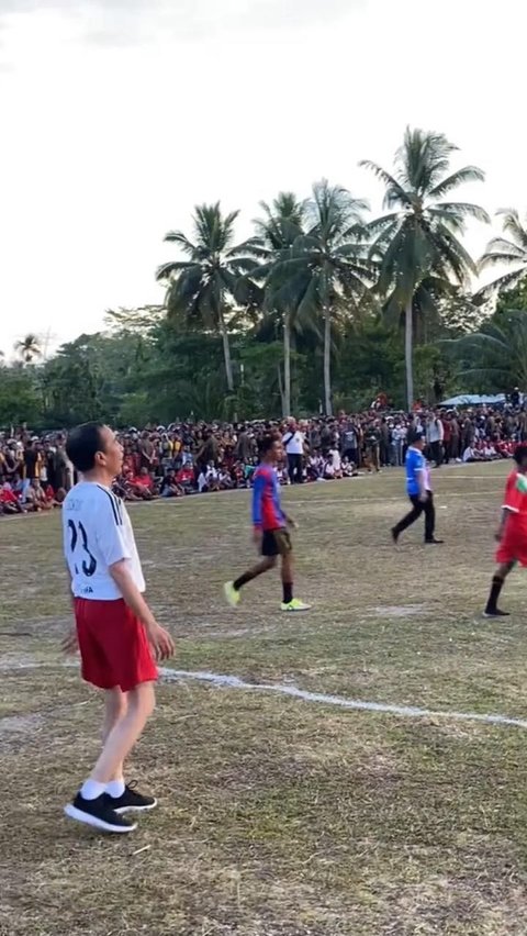 Viral Momen Jokowi Main Bola Bareng Anak-anak di Papua, Netizen Salah Fokus dengan Kaki Sang Presiden