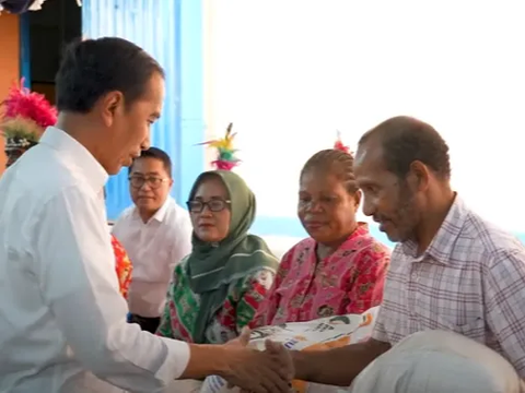 Jokowi Lincah Main Bola di Tanah Biak, Ada Momen Kejutan Tempelkan Jidat ke Tiang Gawang