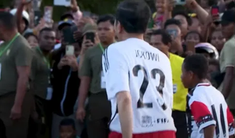 Melansir dari kanal YouTube Sekretariat Presiden, Kamis (23/11) Jokowi terekam memakai kaos berwarna putih dengan nomor punggung 23 lengkap dengan nama punggung JOKOWI.