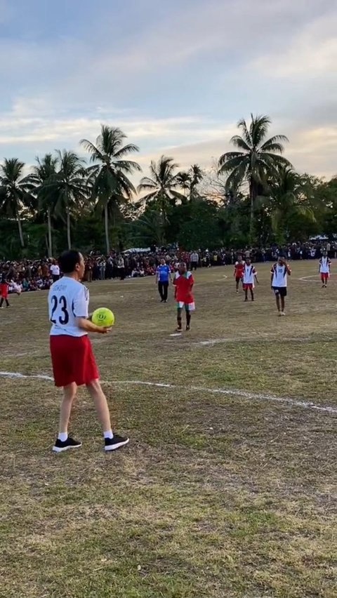 Viral Momen Jokowi Main Bola Bareng Anak-anak di Papua, Netizen Salah Fokus dengan Kaki Sang Presiden