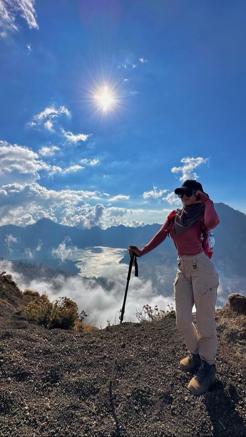 Oklin also showed off when climbing Mount Rinjani. But once again Oklin got criticized by netizens because of his appearance.