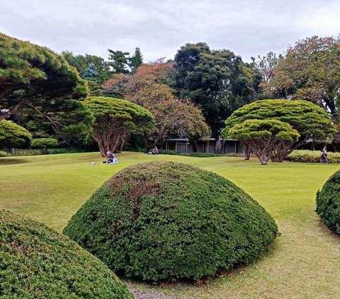 5. Keindahan Shinjuku Gyoen di musim panas terpilih sebagai lokasi utama di film animasi Makoto Shinkai, <i>Garden of Words.</i>