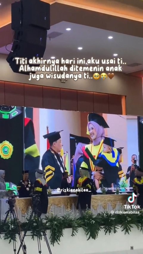 Viral Momen Wisudawati Gendong Anak saat Terima Ijazah, Warganet: Adeknya Langsung Sarjana