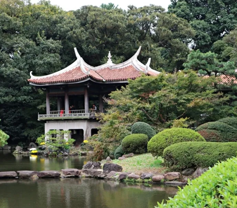 7. Kyu-Goryo-Tei (Taiwan Pavilion) juga ditampilkan di<i> Garden of Words. </i>Paviliun cantik ini menjadi salah satu spot favorit pengunjung Shinjuku Gyoen.