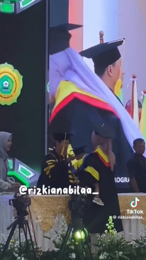 Viral Momen Wisudawati Gendong Anak saat Terima Ijazah, Warganet: Adeknya Langsung Sarjana