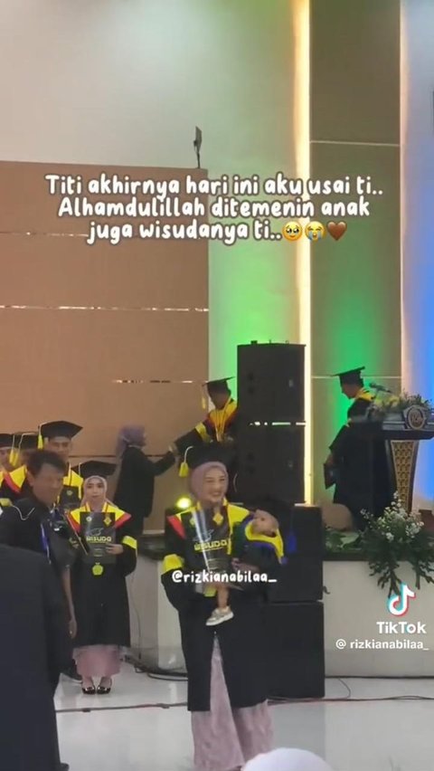 Viral Momen Wisudawati Gendong Anak saat Terima Ijazah, Warganet: Adeknya Langsung Sarjana