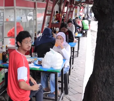 Bukan Bubur Biasa, Bubur Ayam ini Laris Banget Omzetnya Setengah Miliar Lebih Perbulan, di Sini Lokasinya