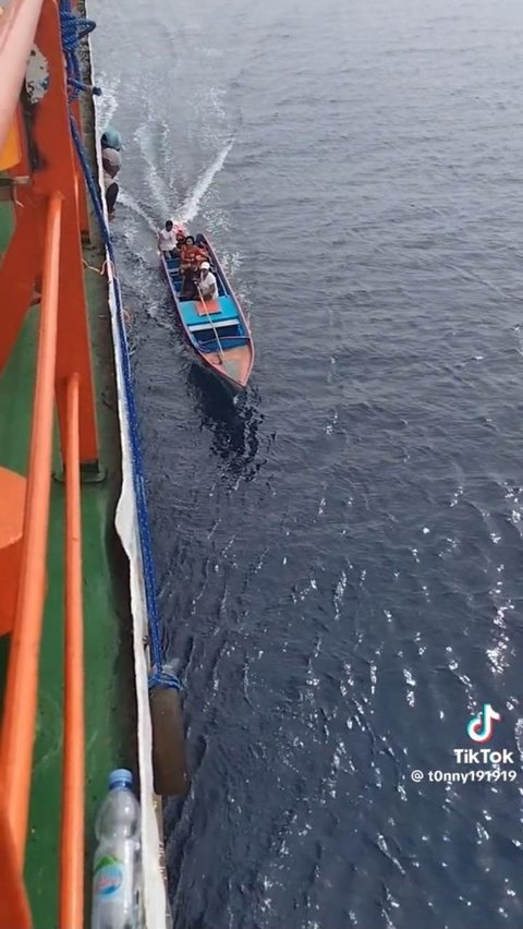Semakin mendekat, speed boat ini pun mulai merapat ke salah satu sisi kapal.