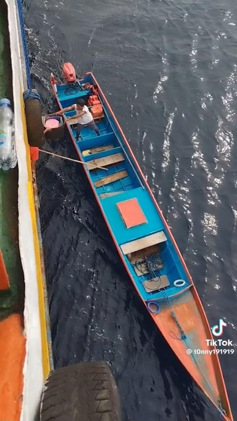 Tak Ada Kata Terlambat, Ini Momen Emak-emak Kejar Kapal Ferry yang Sudah Berlayar