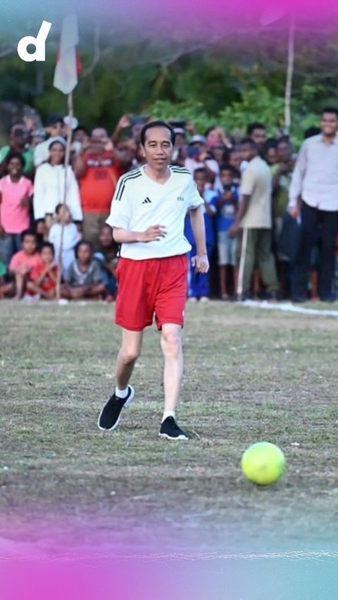 Jokowi Plays Football Against Papua Students, Managed to Score a Goal but Ended in a Draw.