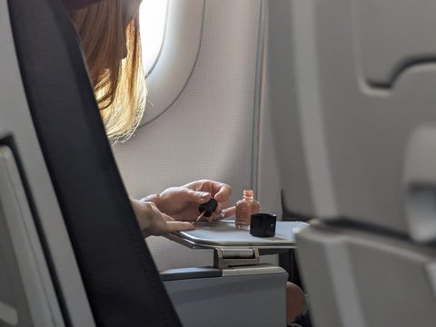 Woman Passenger Caught Using Nail Polish on Plane, Infuriating Because the Smell is Difficult to Escape from the Cabin
