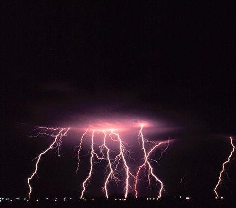 18 Meanings of Dreaming of Seeing Lightning Related to Fear and Anxiety