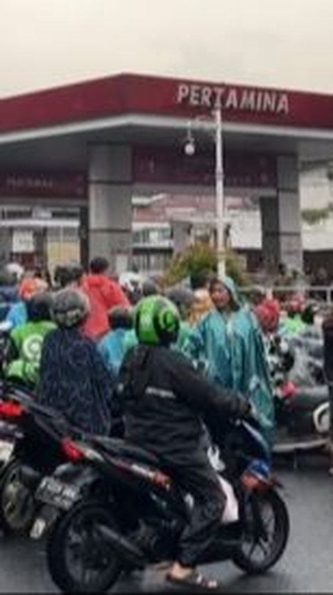 Gokil, Pria Ini Borong Pertamax di Pom Bensin dan Langsung Dibagikan ke Pengendara Motor Secara Gratis