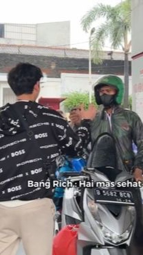 Gokil, Pria Ini Borong Pertamax di Pom Bensin dan Langsung Dibagikan ke Pengendara Motor Secara Gratis