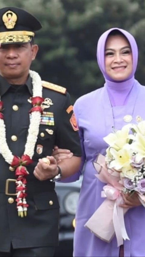 Evi Sophika kini ditetapkan sebagai Ibu asuh Taruna Akmil. Ia dilantik bulan November di Magelang, Jawa Tengah.