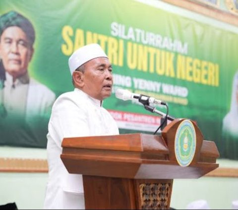 Di hadapan ribuan santri dan masyarakat, KH Yazid Karimullah menyampaikan kebanggaannya karena dikunjungi oleh putri Gus Dur. 