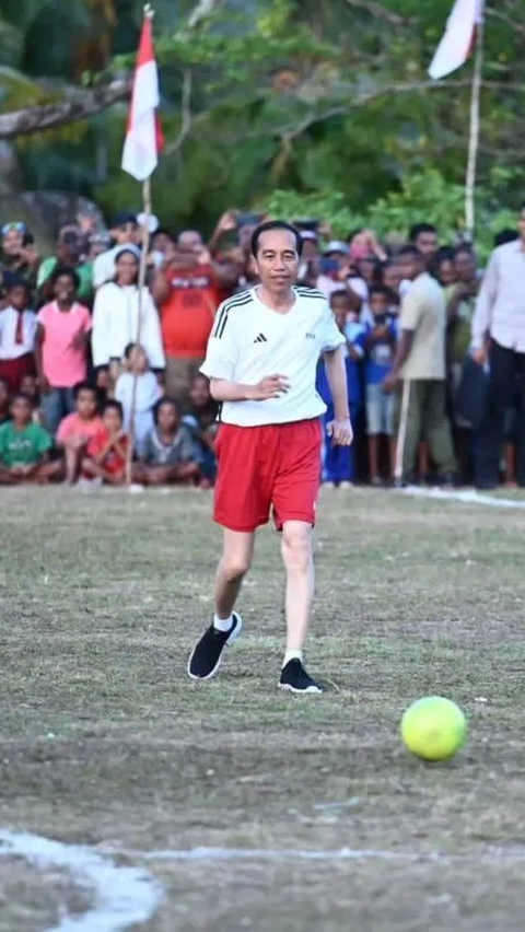 Gocekan Jokowi Main Bola di Biak, Ada Momen Kejutan Tempel Jidat ke Tiang Gawang