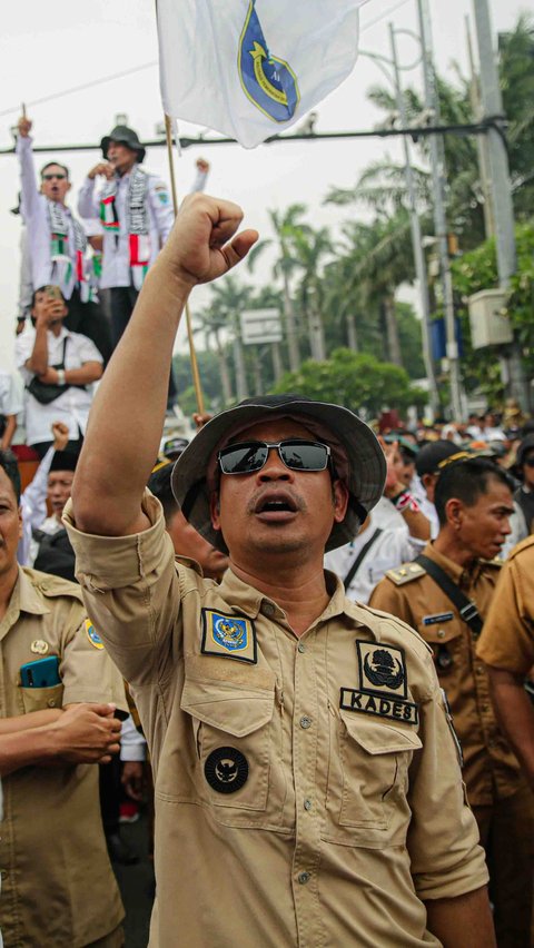 FOTO: Massa Geruduk DPR Tuntut RUU Desa Disahkan Demi Perpanjang Jabatan Kades 9 Tahun