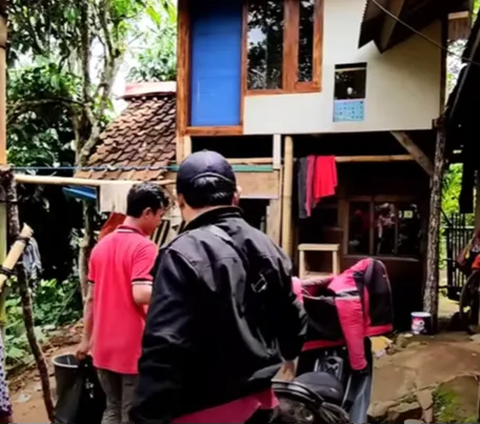 Mereka tinggal di dalam gubuk dengan dinding kayu dan tampak sangat sederhana. Meski demikian Nanda sangat nyaman tinggal bersama dengan Neneknya.<br>