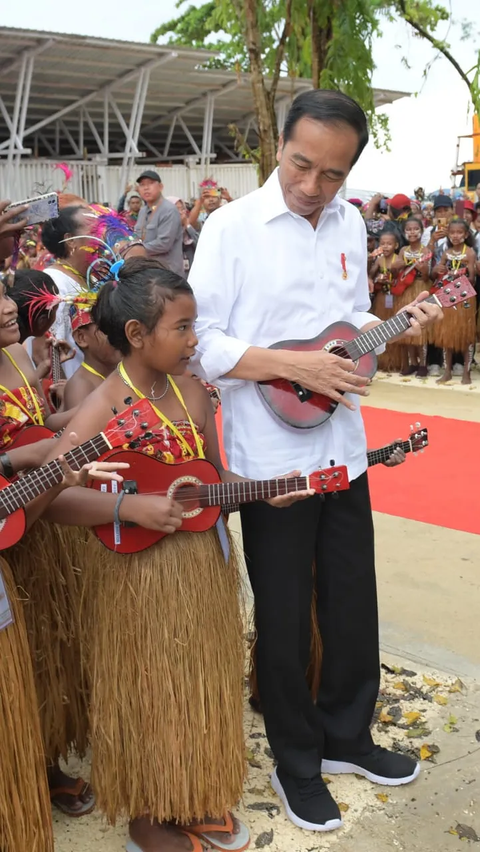 Momen Keseruan Jokowi Main Ukulele Bersama Pelajar di Pantai Semau Papua<br>