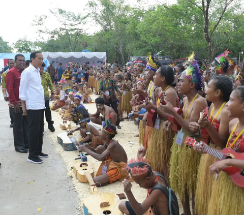 Momen Keseruan Jokowi Main Ukulele Bersama Pelajar di Pantai Semau Papua