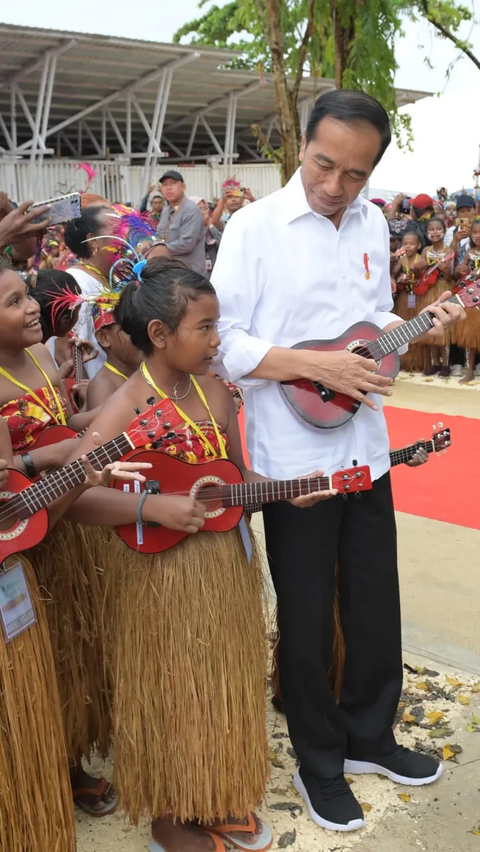 Melihat keceriaan para pelajar yang bernyanyi sambil memainkan ukulele, Jokowi tampak antusias dan mencoba ikut memainkan ukulele. <br>