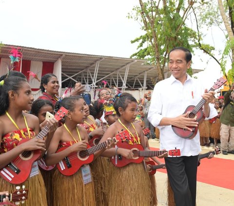 Momen Keseruan Jokowi Main Ukulele Bersama Pelajar di Pantai Semau Papua