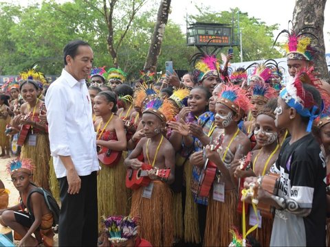 Momen Keseruan Jokowi Main Ukulele Bersama Pelajar di Pantai Semau Papua