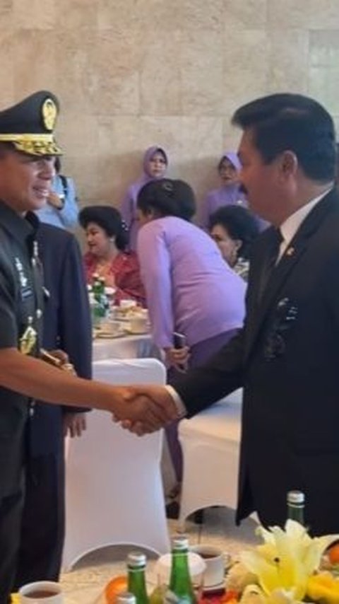 Momen Hadi Tjahjanto sapa Jenderal Agus Subiyanto sebelum resmi dilantik menjadi Panglima TNI.