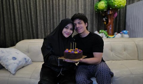 Mereka bukan hanya pasangan orang tua muda yang bahagia dengan kehadiran putri mereka, tetapi juga menunjukkan kedekatan mereka dalam momen-momen kebersamaan.