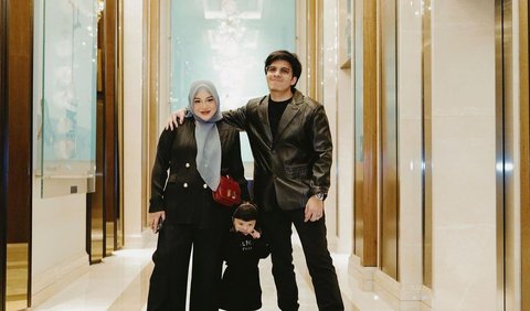 Tidak hanya merayakan ulang tahun Atta di rumah, Aurel dan Atta juga menggelar birthday dinner yang dihadiri oleh keluarga mereka.