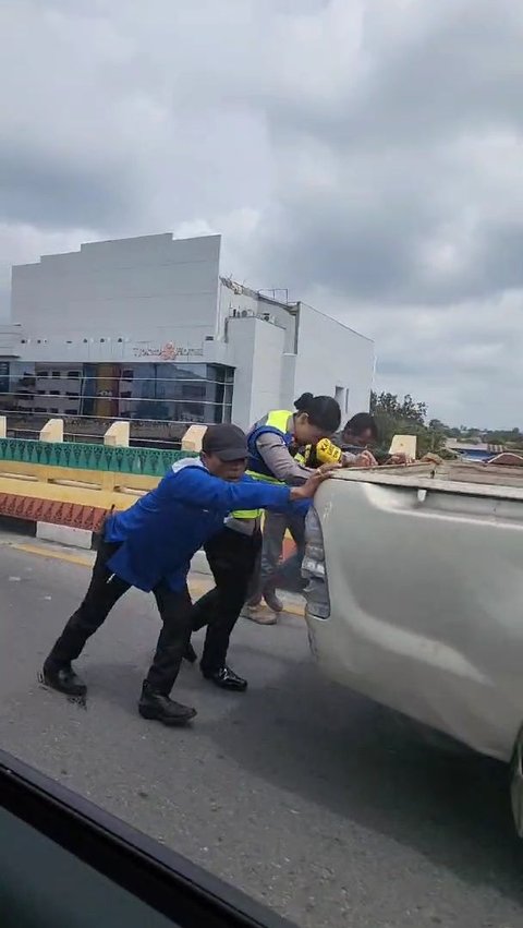 Viral Aksi Polwan Bantu Dorong Mobil Mogok di Flyover, Ternyata Sosoknya Bukan Polisi Sembarangan