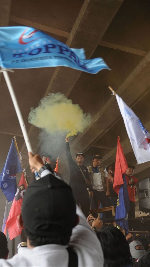 FOTO: Tuntut Kenaikan Upah, Ribuan Buruh di Bekasi Nekat Blokade Jalan hingga Lalu Lintas Lumpuh Total