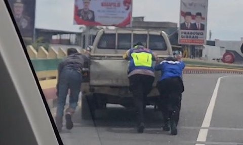 Viral Aksi Polwan Bantu Dorong Mobil Mogok di Flyover, Ternyata Sosoknya Bukan Polisi Sembarangan