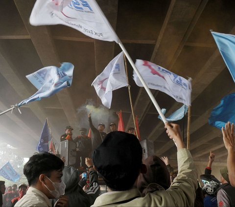 Sejumlah aliansi buruh menggelar aksi unjuk rasa di beberapa lokasi di Bekasi, Jawa Barat, Kamis (23/11/2023). Mereka menuntut kenaikan Upah Minimum Provinsi (UMP) Jawa Barat dan Upah Minimum Kabupaten/Kota (UMK) Bekasi.
