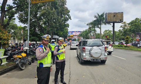 Viral Aksi Polwan Bantu Dorong Mobil Mogok di Flyover, Ternyata Sosoknya Bukan Polisi Sembarangan