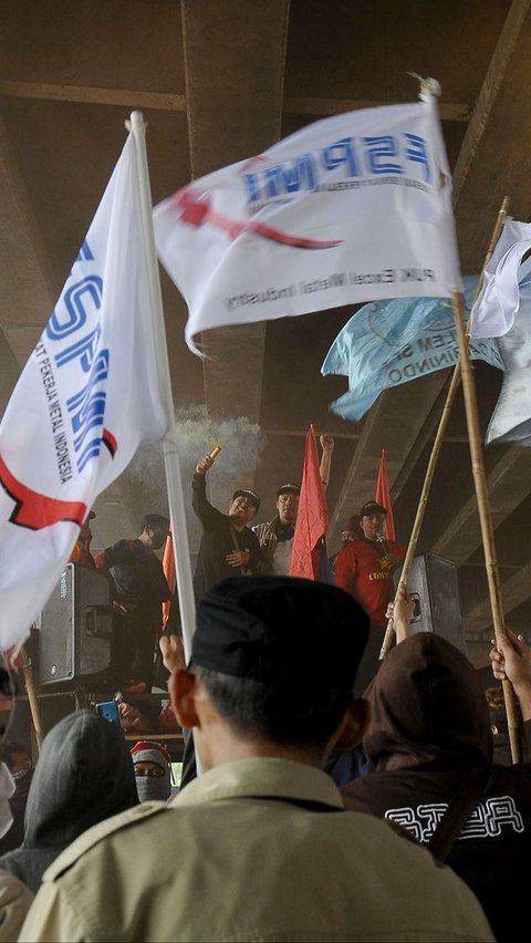 Salah satu titik aksi demo buruh adalah kolong Tol Cibitung, Kabupaten Bekasi.