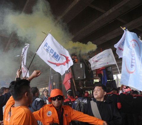 FOTO: Tuntut Kenaikan Upah, Ribuan Buruh di Bekasi Nekat Blokade Jalan hingga Lalu Lintas Lumpuh Total