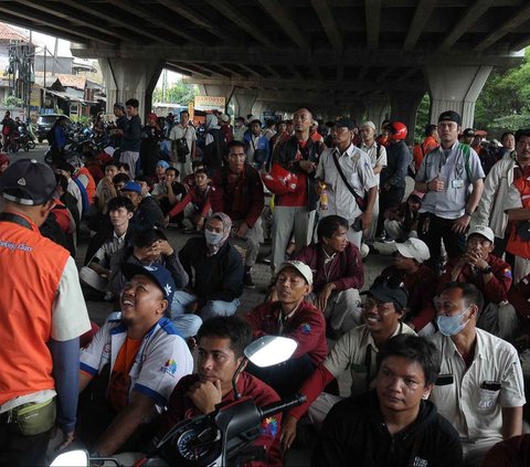 FOTO: Tuntut Kenaikan Upah, Ribuan Buruh di Bekasi Nekat Blokade Jalan hingga Lalu Lintas Lumpuh Total