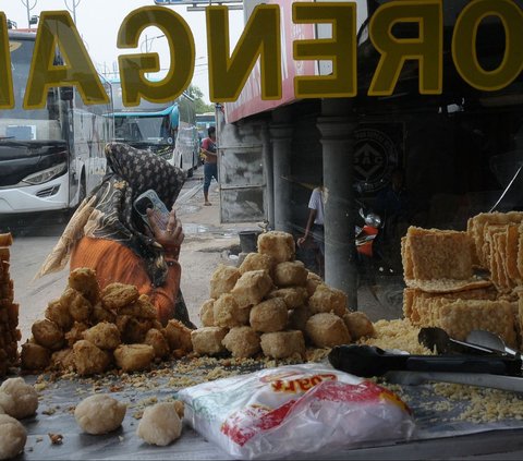 FOTO: Tuntut Kenaikan Upah, Ribuan Buruh di Bekasi Nekat Blokade Jalan hingga Lalu Lintas Lumpuh Total