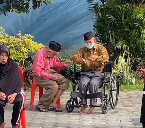 Kenal Sejak Kecil, Kisah Persahabatan Dua Lansia di Panti Jompo Ini Curi Peratian